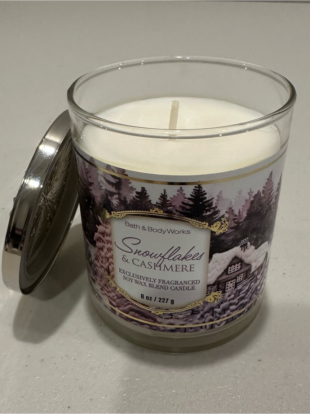 Bath & Body Works: 8 Oz Single-Wick Candle: Snowflakes & Cashmere